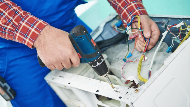 Küçükçekmece Ariston Ariston çamaşır makinesi kart tamiri – Su almama arızası orijinal parça ile giderildi. - Teknik servis örneği